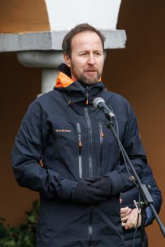 Pohoda se je udeležil tudi župan, dr. Gregor Kovačič. Pohodnike je pozdravil na izhodišču in na gradu Prem